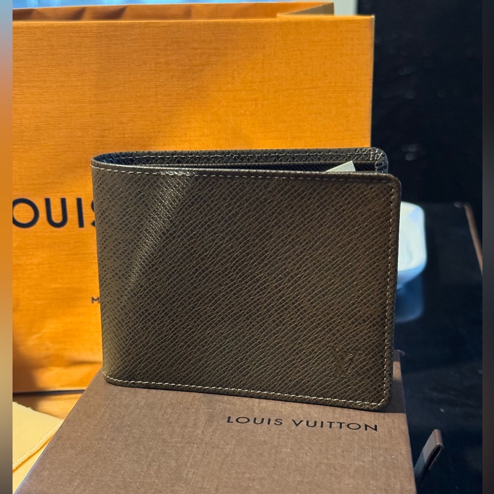 Louis Vuitton men’s taiga brown wallet M14088
